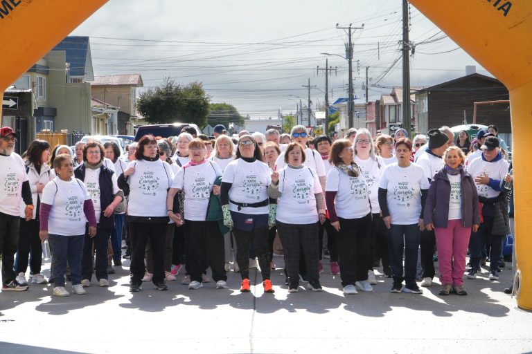 Un centenar de adultos mayores participó en caminata municipal por la vida saludable